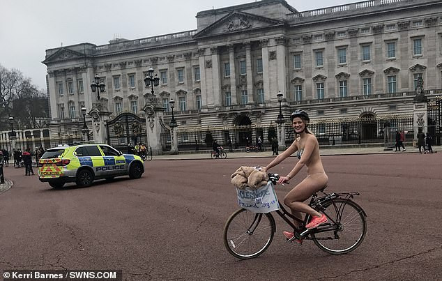 Cô gái gần như khoả thân, đạp xe quanh London giữa lạnh giá 10 độ C vì lý do bất ngờ ảnh 1