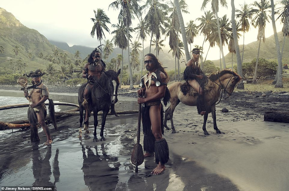 Bộ ảnh tuyệt đẹp về bộ lạc biệt lập nhất thế giới trên ‘Đảo giấu vàng’ ảnh 4