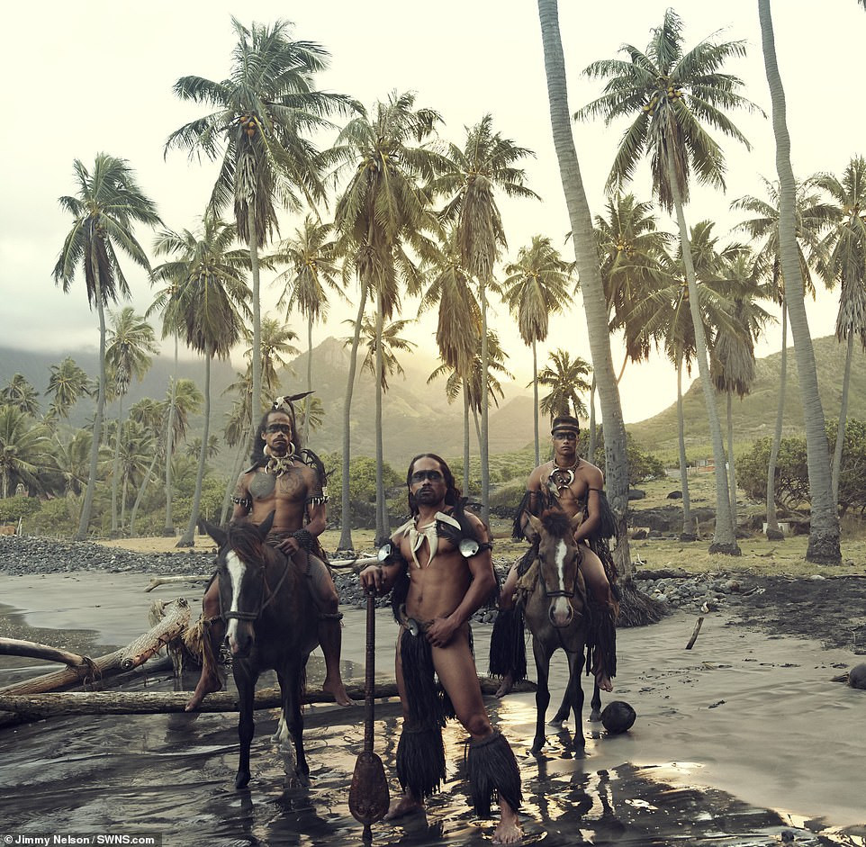 Bộ ảnh tuyệt đẹp về bộ lạc biệt lập nhất thế giới trên ‘Đảo giấu vàng’ ảnh 7