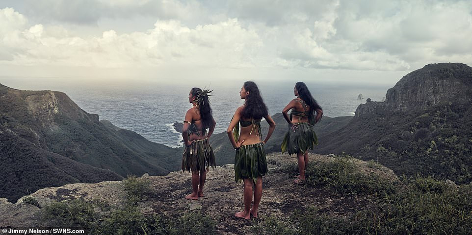 Bộ ảnh tuyệt đẹp về bộ lạc biệt lập nhất thế giới trên ‘Đảo giấu vàng’ ảnh 17