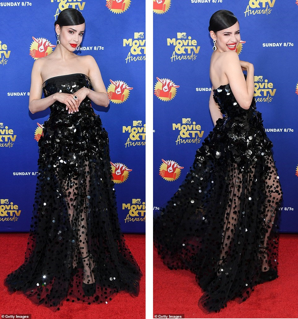 Vanessa Hudgens ‘thống trị’ thảm đỏ: Hết o ép vòng một lại trình diễn yoga dê ảnh 15