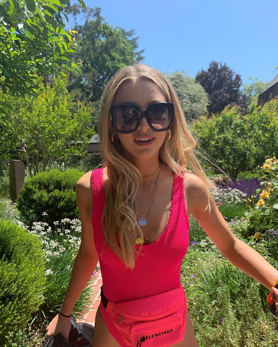 Con gái út của cố CEO Steve Jobs khỏa thân trong lần đầu làm người mẫu ảnh 4