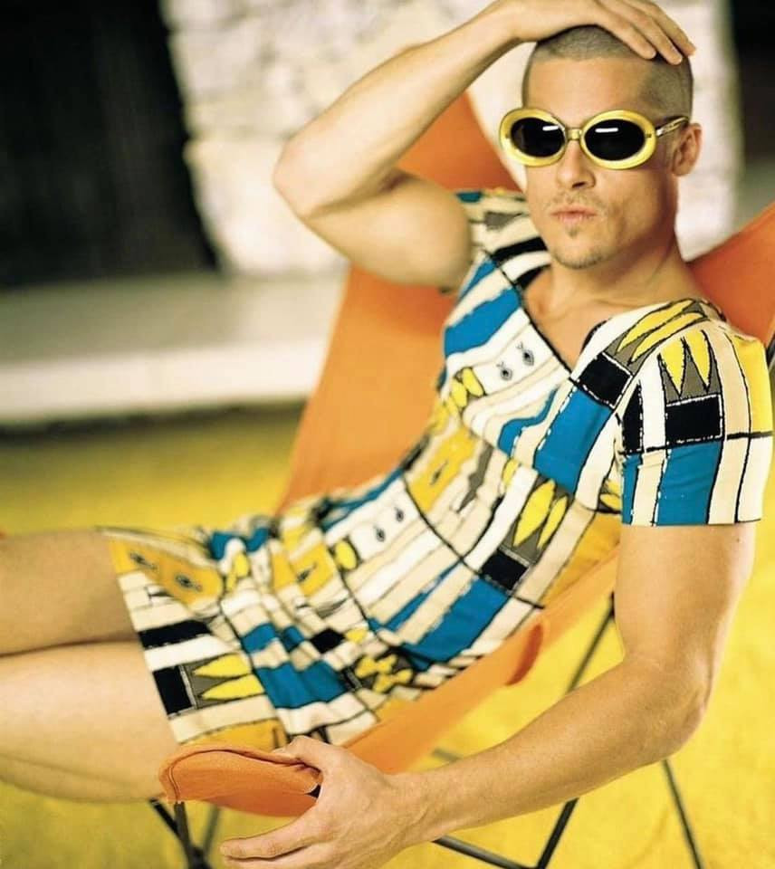 ‘Giật mình’ loạt ảnh đeo khuyên, mặc váy ngắn khoe cơ bắp của Brad Pitt ảnh 6