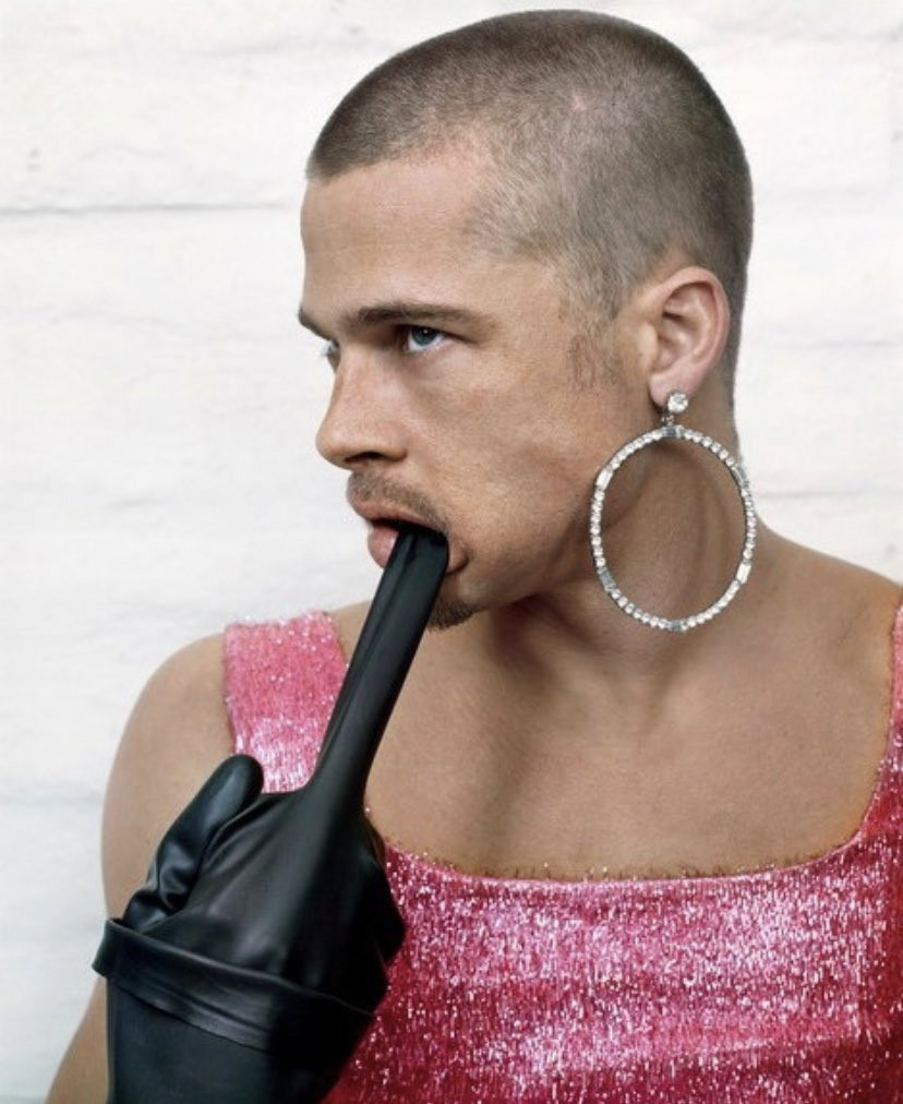 ‘Giật mình’ loạt ảnh đeo khuyên, mặc váy ngắn khoe cơ bắp của Brad Pitt ảnh 5