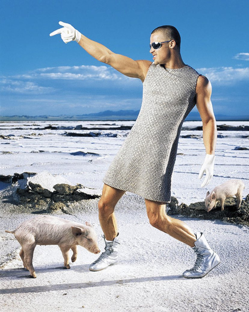 ‘Giật mình’ loạt ảnh đeo khuyên, mặc váy ngắn khoe cơ bắp của Brad Pitt ảnh 4