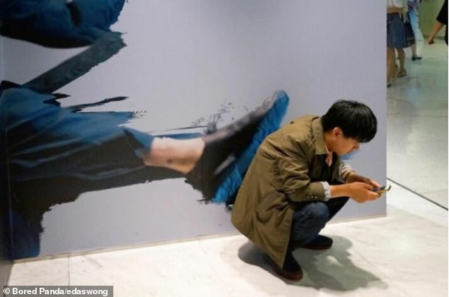 Nhiếp ảnh gia gây ‘bão’ mạng với những khoảnh khắc trùng hợp đến khó tin ảnh 11