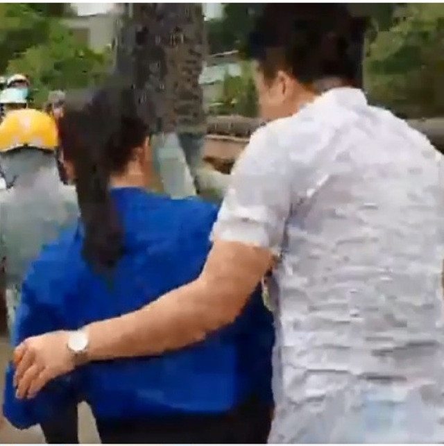 Bản tin 8H: Tài xế taxi lao xuống sông cứu sống cô gái nhảy cầu tự tử ảnh 1