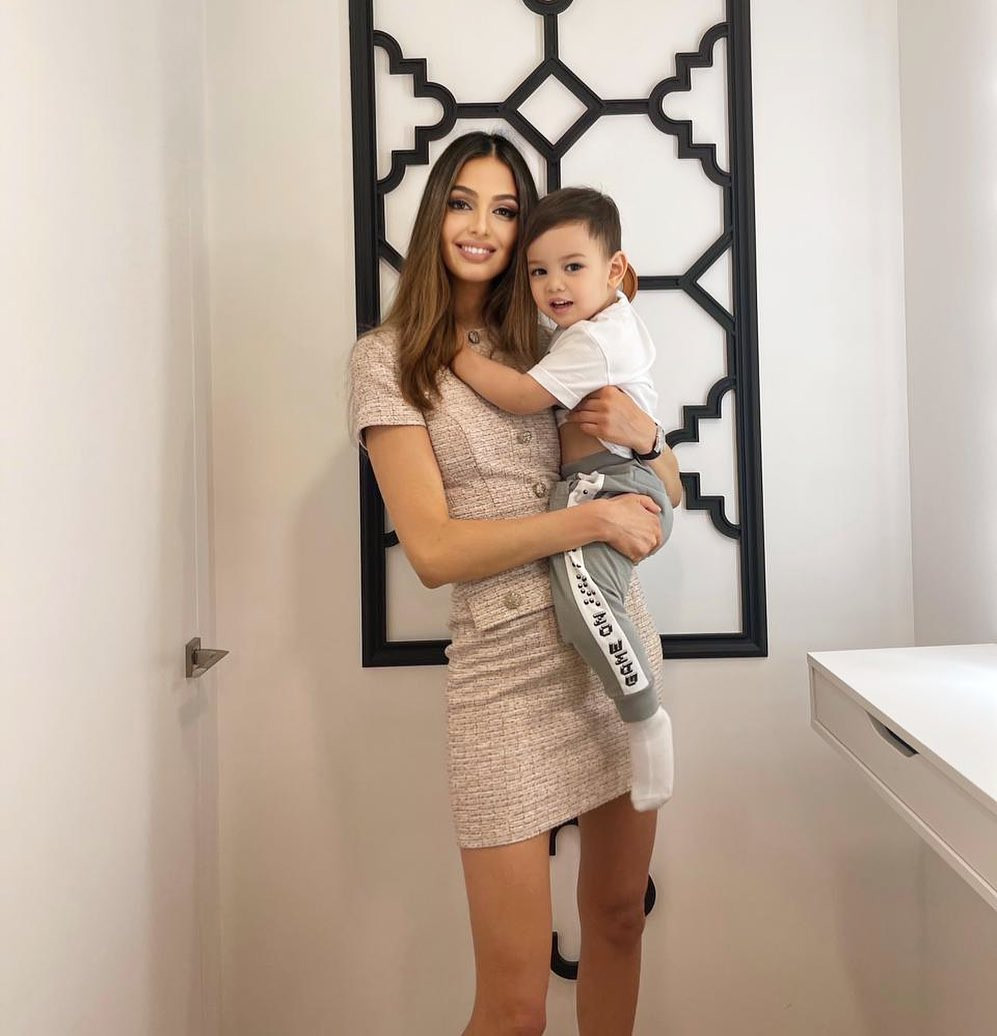 Vợ cũ hoa hậu của cựu vương Malaysia khoe hình thể nóng bỏng với bikini ảnh 9