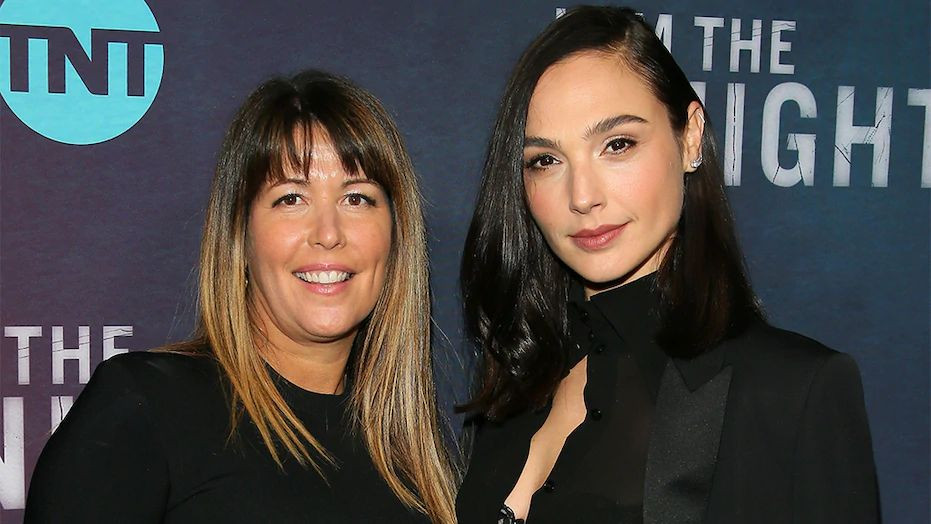 Nữ đạo diễn Patty Jenkins cùng "nữ thần chiến binh" Gal Gadot. HOT: “Wonder Woman 1984” sẽ ra mắt trên nền tảng HBO Max vào đúng Giáng sinh 2020 ảnh 1