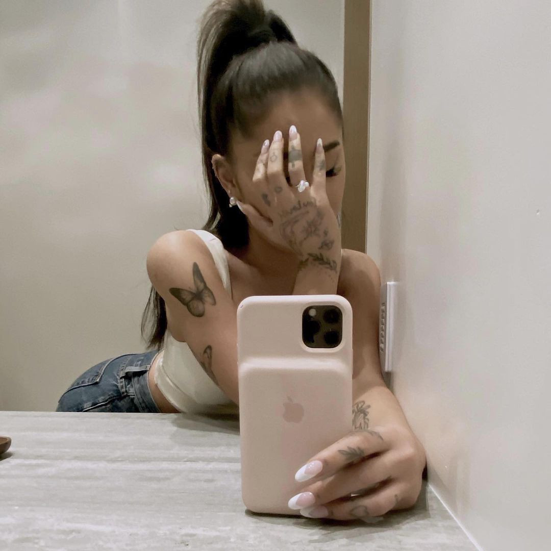 Ariana Grande khoe nhẫn đính hôn. Ảnh: IGNV HOT: Ariana Grande đã đính hôn với bạn trai Dalton Gomez, khoe nhẫn kim cương hạnh phúc ảnh 2