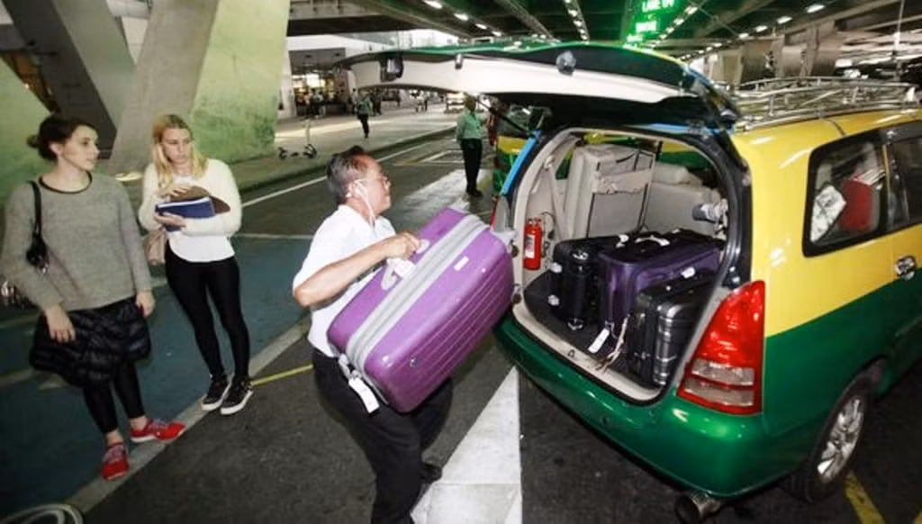 Chú ý: Khách du lịch khi đi taxi ở Bangkok từ nay sẽ phải trả thêm tiền cho cả hành lý ảnh 1