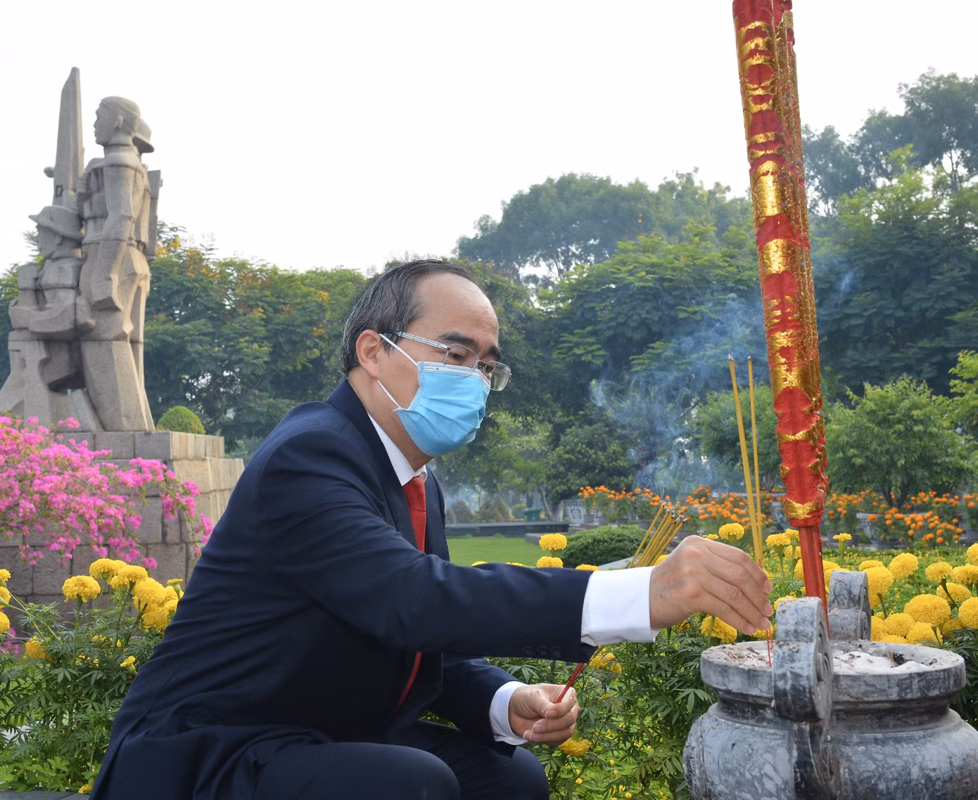 Lãnh đạo TPHCM dâng hương tưởng nhớ Bác Hồ, Bác Tôn và các anh hùng liệt sỹ ảnh 1