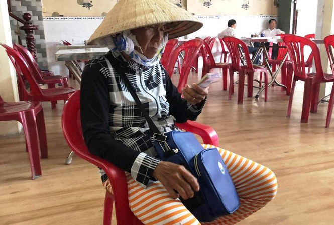 TPHCM giảm thu nhập của cán bộ để hỗ trợ người gặp khó khăn ảnh 1