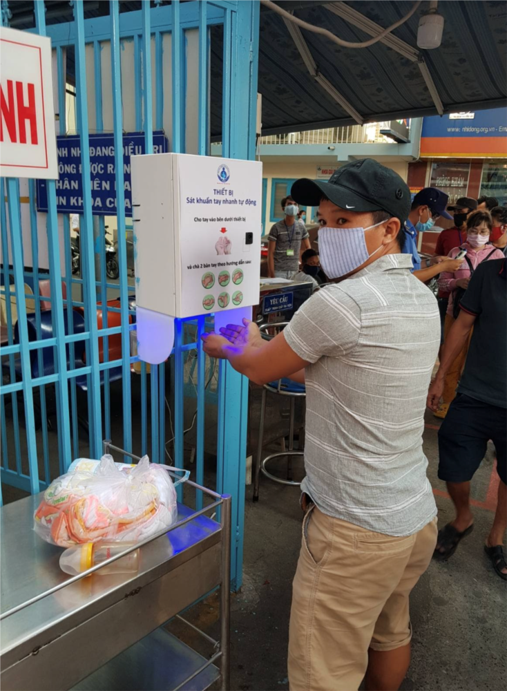 Ki-ốt khai báo, máy sát khuẩn tự động chống dịch COVID-19 ở TPHCM ảnh 1