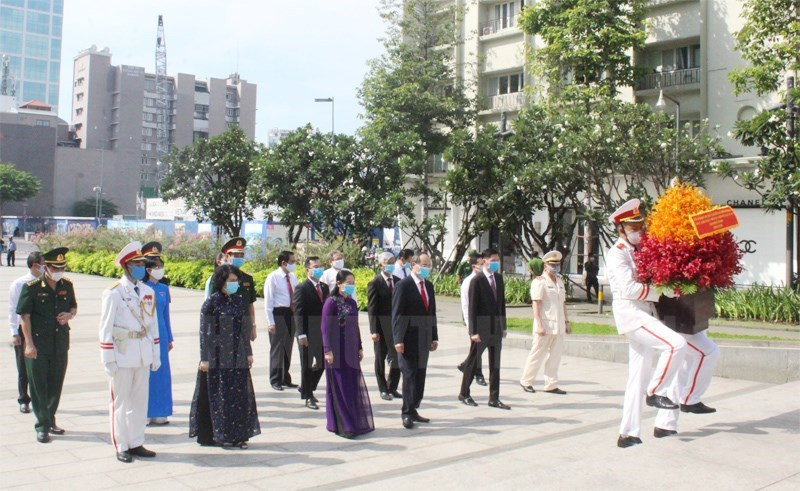 Lãnh đạo TPHCM dâng hương tưởng nhớ Bác Hồ, Bác Tôn và các anh hùng liệt sỹ ảnh 2