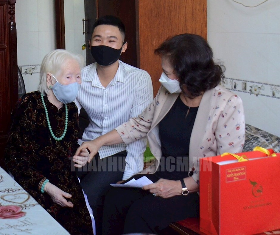 Chủ tịch Quốc Hội thăm các Mẹ Việt Nam anh hùng, Anh hùng lực lượng vũ trang ảnh 1