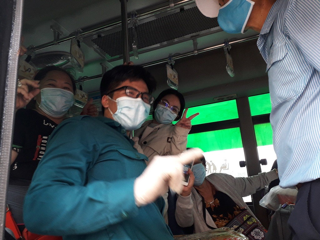 Các cô gái mắt đỏ hoe bịn rịn chia tay chiến sĩ khu cách ly, Võ Hoàng Yến nhắn tin cảm ơn ảnh 6