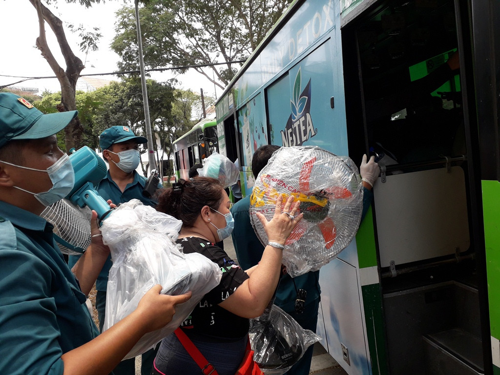 Các cô gái mắt đỏ hoe bịn rịn chia tay chiến sĩ khu cách ly, Võ Hoàng Yến nhắn tin cảm ơn ảnh 5