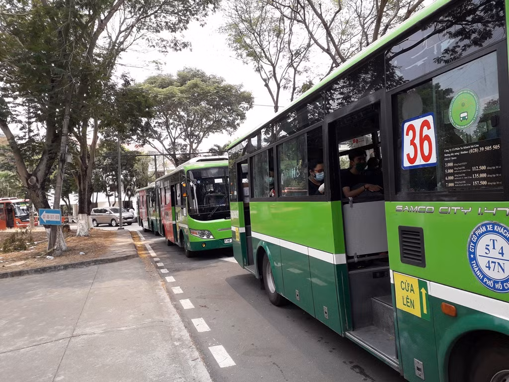 Các cô gái mắt đỏ hoe bịn rịn chia tay chiến sĩ khu cách ly, Võ Hoàng Yến nhắn tin cảm ơn ảnh 7