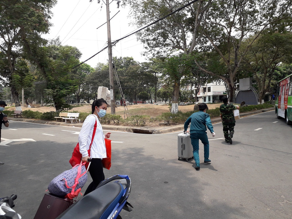 Các cô gái mắt đỏ hoe bịn rịn chia tay chiến sĩ khu cách ly, Võ Hoàng Yến nhắn tin cảm ơn ảnh 4