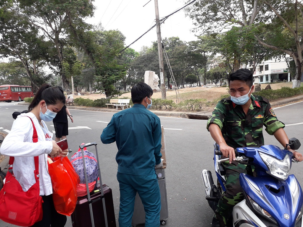 Các cô gái mắt đỏ hoe bịn rịn chia tay chiến sĩ khu cách ly, Võ Hoàng Yến nhắn tin cảm ơn ảnh 3