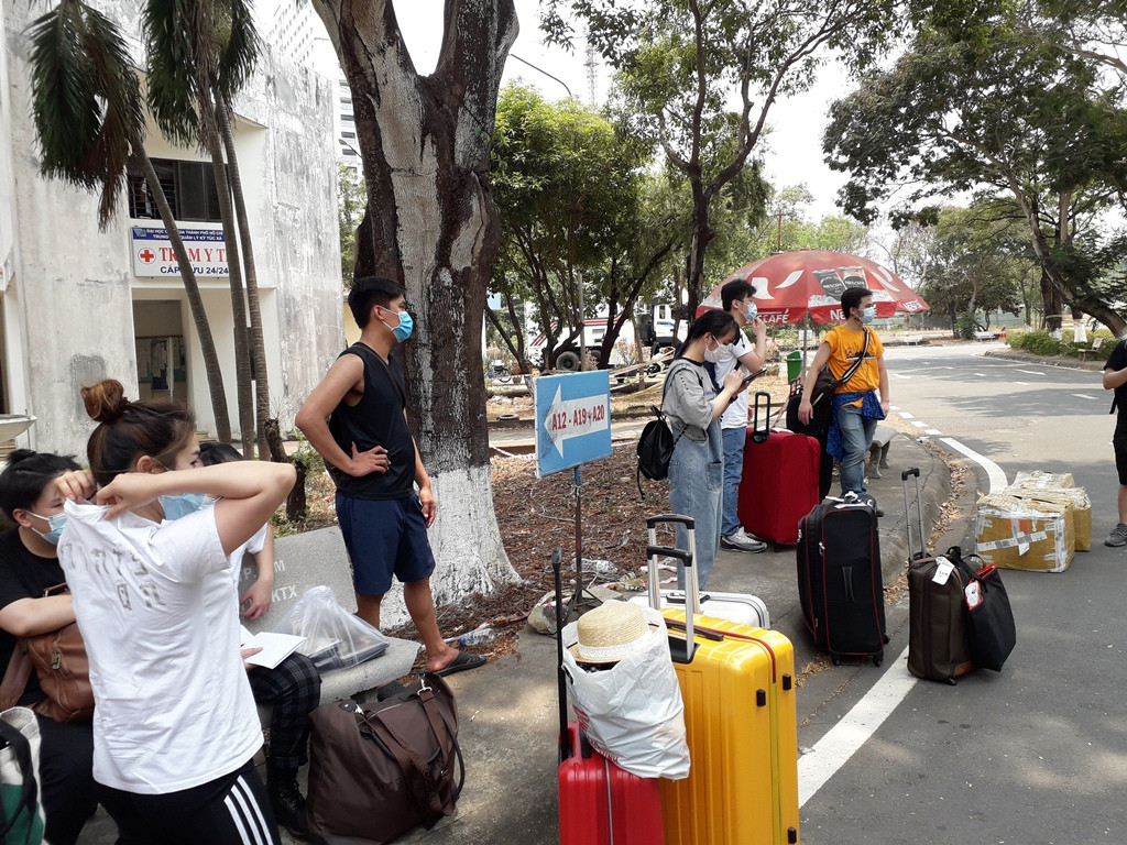 Các cô gái mắt đỏ hoe bịn rịn chia tay chiến sĩ khu cách ly, Võ Hoàng Yến nhắn tin cảm ơn ảnh 2