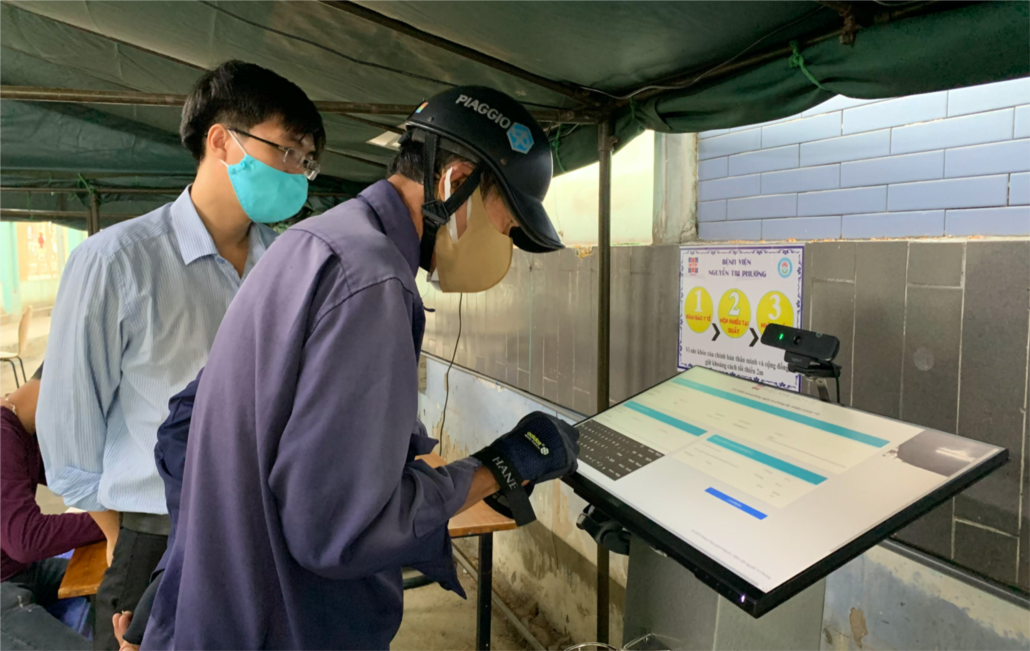 Ki-ốt khai báo, máy sát khuẩn tự động chống dịch COVID-19 ở TPHCM ảnh 2