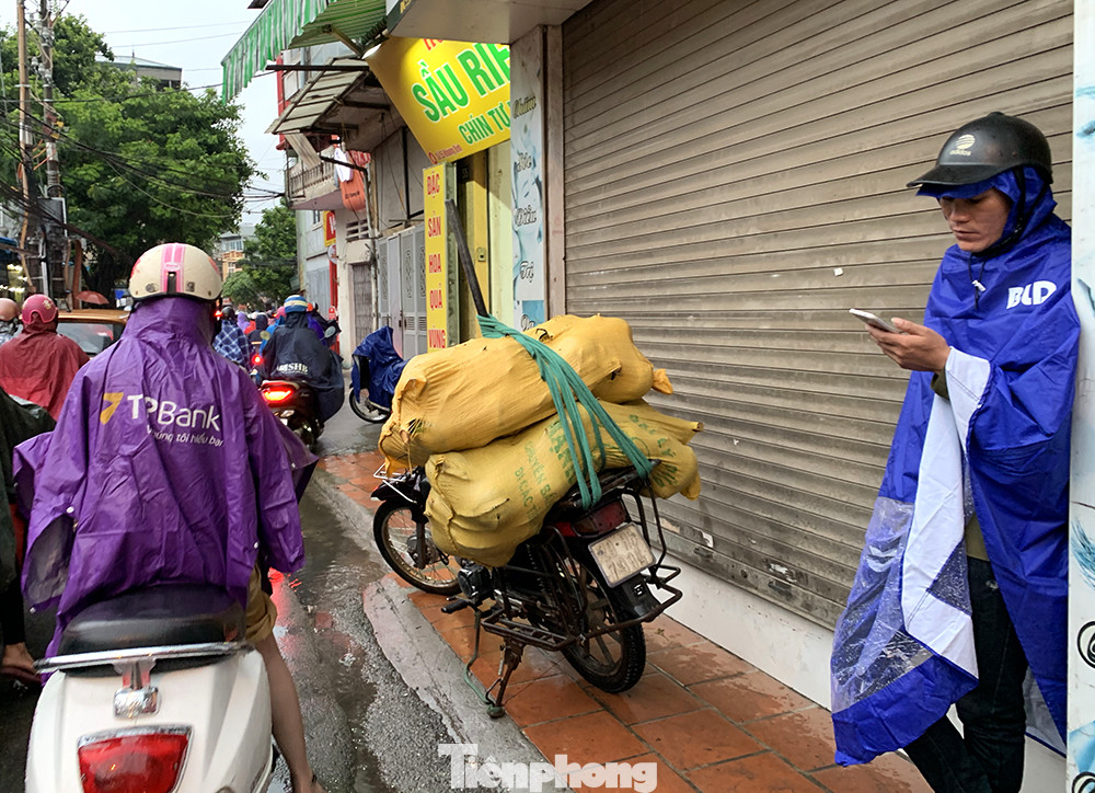 Ngày đầu tuần mưa lớn, nhiều tuyến phố Hà Nội ùn tắc dài ảnh 15