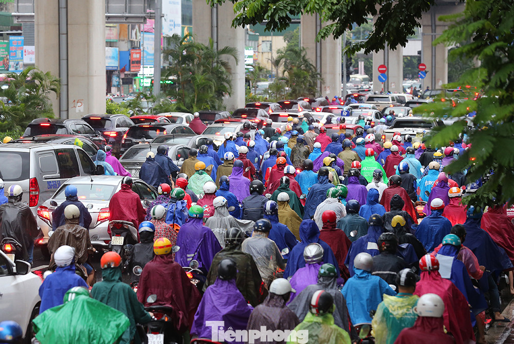 Ngày đầu tuần mưa lớn, nhiều tuyến phố Hà Nội ùn tắc dài ảnh 20