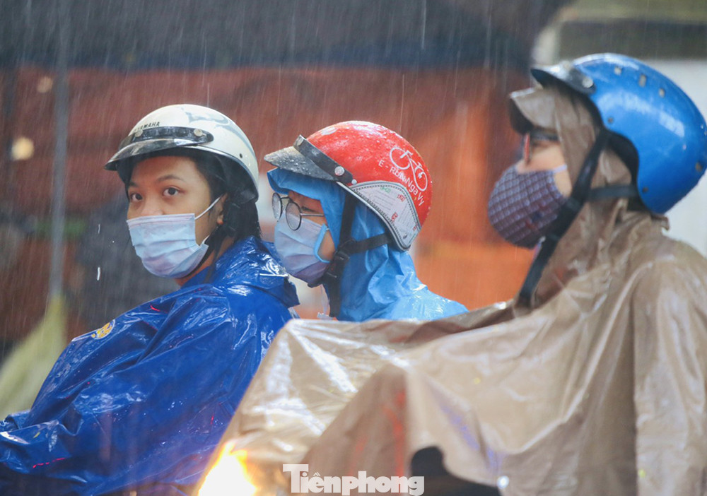 Ngày đầu tuần mưa lớn, nhiều tuyến phố Hà Nội ùn tắc dài ảnh 17