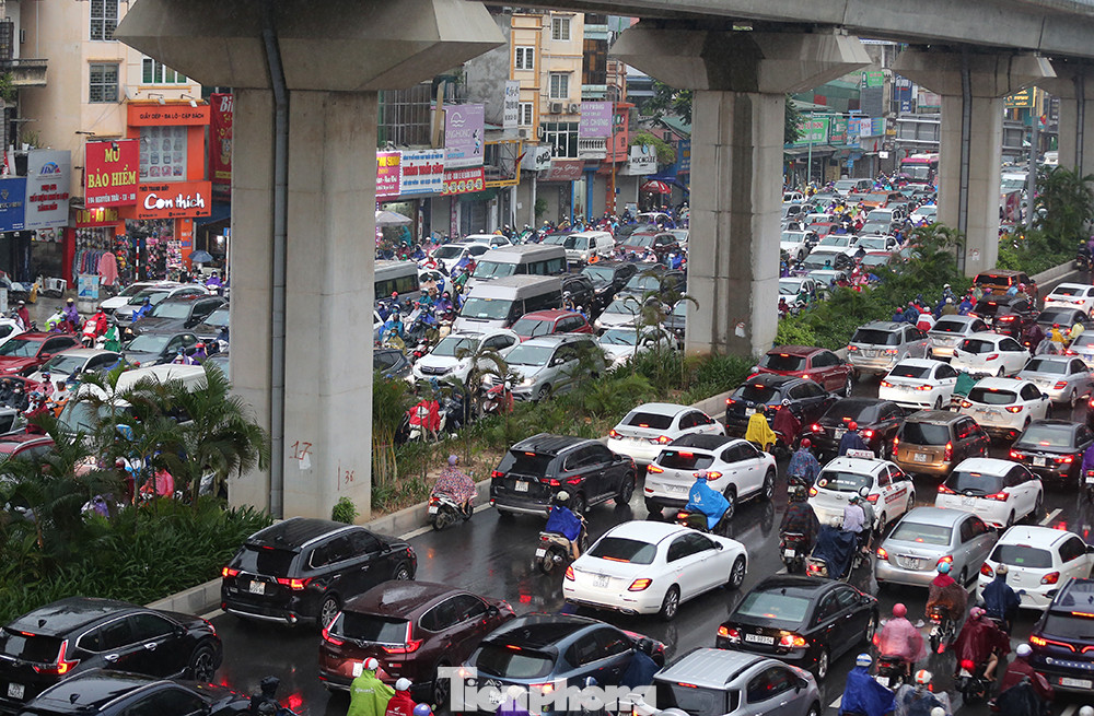 Ngày đầu tuần mưa lớn, nhiều tuyến phố Hà Nội ùn tắc dài ảnh 19