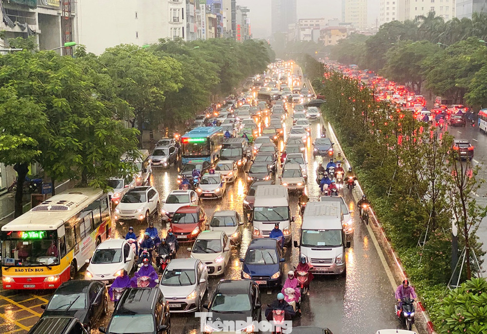 Ngày đầu tuần mưa lớn, nhiều tuyến phố Hà Nội ùn tắc dài ảnh 16