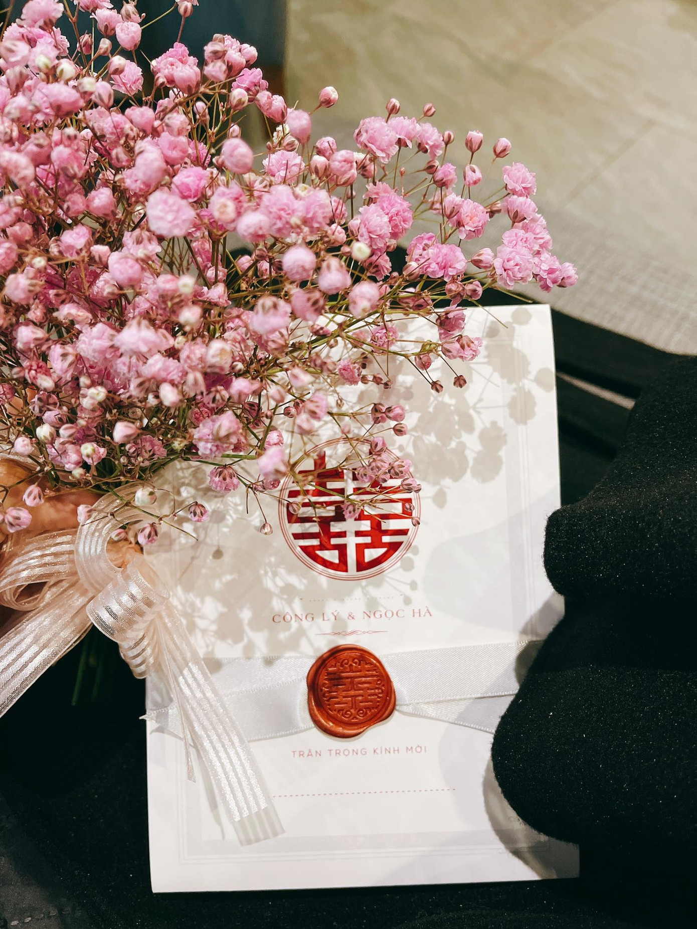 Hé lộ thiệp cưới giản dị đến bất ngờ của NSND Công Lý và bạn gái kém 15 tuổi ảnh 2