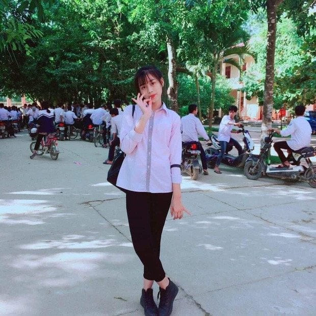 Lan Khuê khoe body nóng bỏng với áo tắm, Võ Hoàng Yến tựa đoá hồng với váy đỏ rực ảnh 5