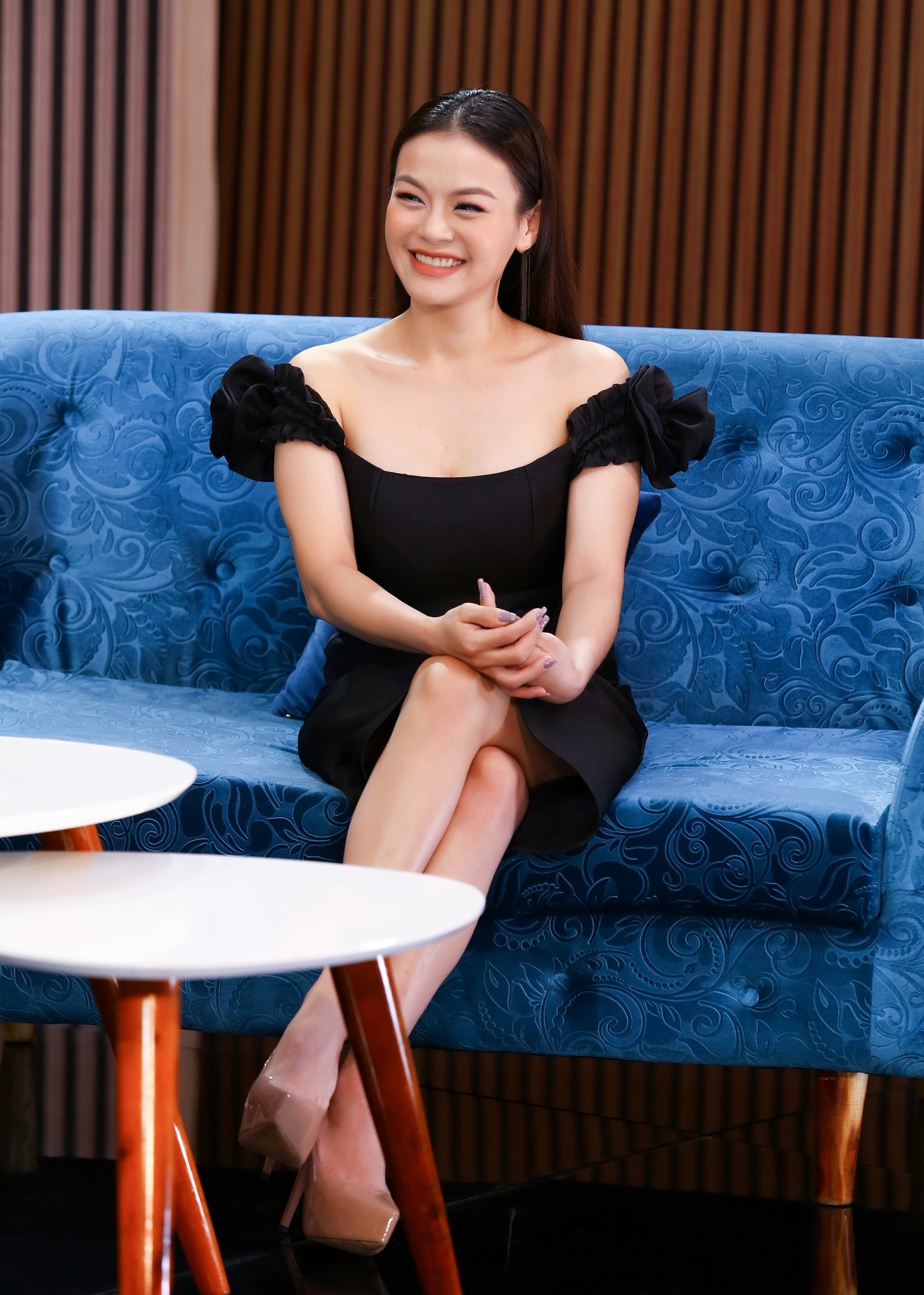 MC nổi tiếng nóng bỏng thay thế đạo diễn Lê Hoàng dẫn 'Chuyện cuối tuần' ảnh 1