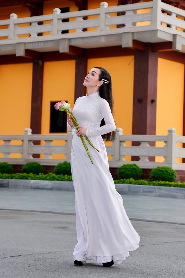 'Nữ hoàng Bolero' Hà Vân ra mắt MV nhân mùa Vu lan báo hiếu ảnh 2