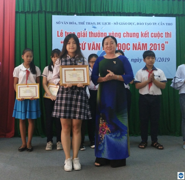 Nữ sinh cấp 3 đạt giải Nhì với cuốn sách ‘Quẳng gánh lo đi để vui sống’ ảnh 3