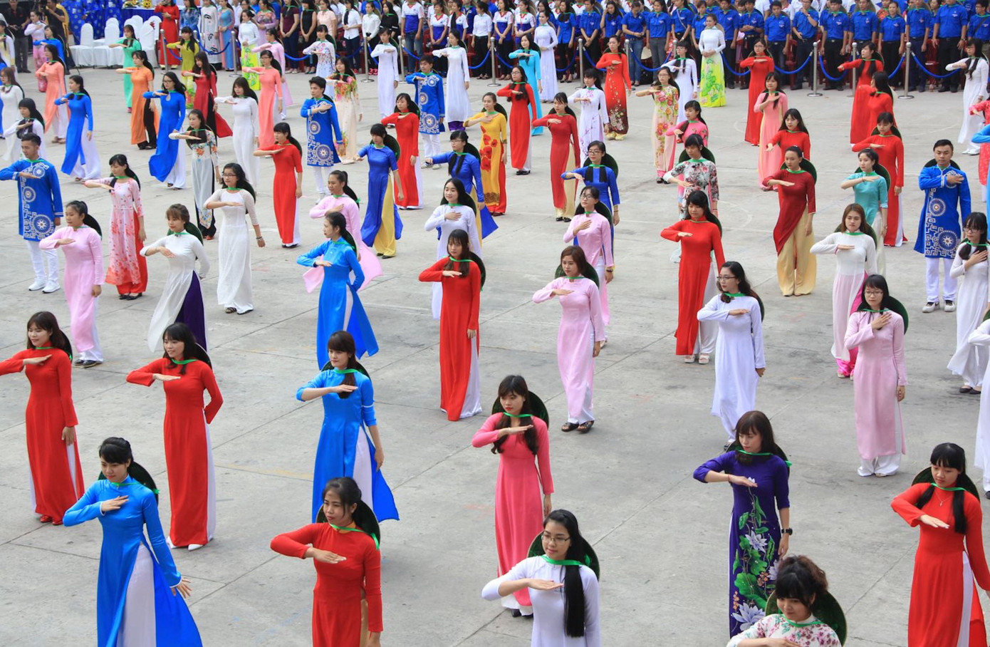 Lễ hội Áo dài TPHCM sẽ được dời sang tháng 4 ảnh 1