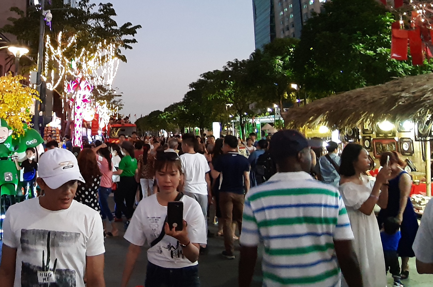 Trên 1 triệu du khách tham quan đường hoa Nguyễn Huệ ảnh 3