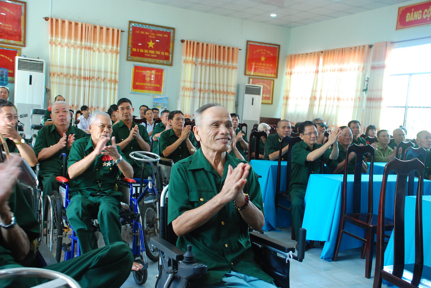 Trao tặng quà cho Trung tâm Điều dưỡng thương binh và Người có công Long Đất ảnh 1