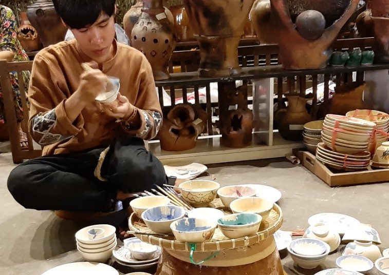 'Bà đồ' xinh như hot girl múa bút bán chữ trên phố Sài Gòn ảnh 18