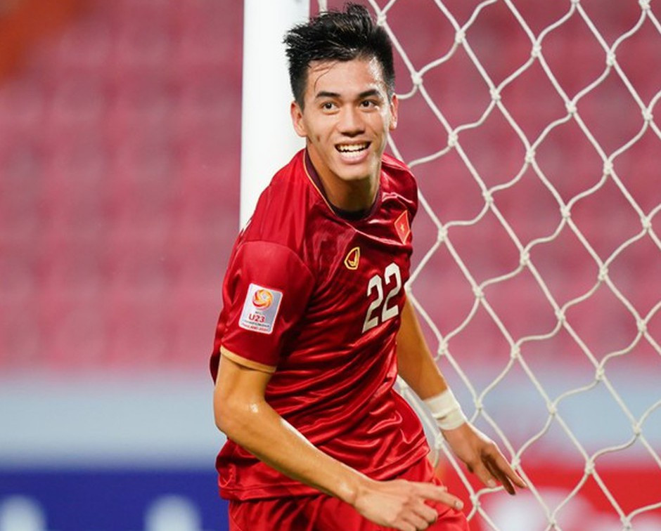 Đàm Vĩnh Hưng đấu giá hàng độc trầm hương gửi tặng miền Trung ảnh 2