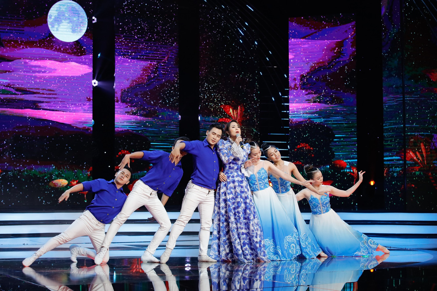 Xúc động nghe con gái nuôi của Hoài Linh hát về chuyện tình của cố nhạc sỹ Thanh Tùng ảnh 1