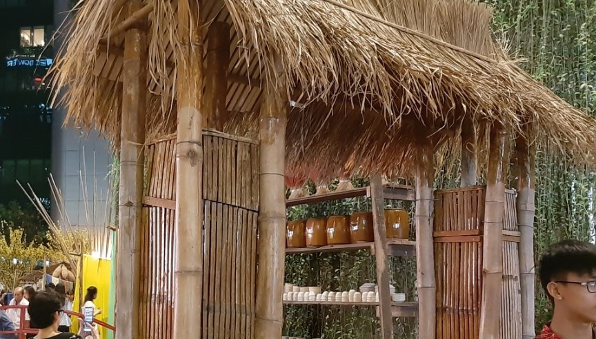 'Bà đồ' xinh như hot girl múa bút bán chữ trên phố Sài Gòn ảnh 20