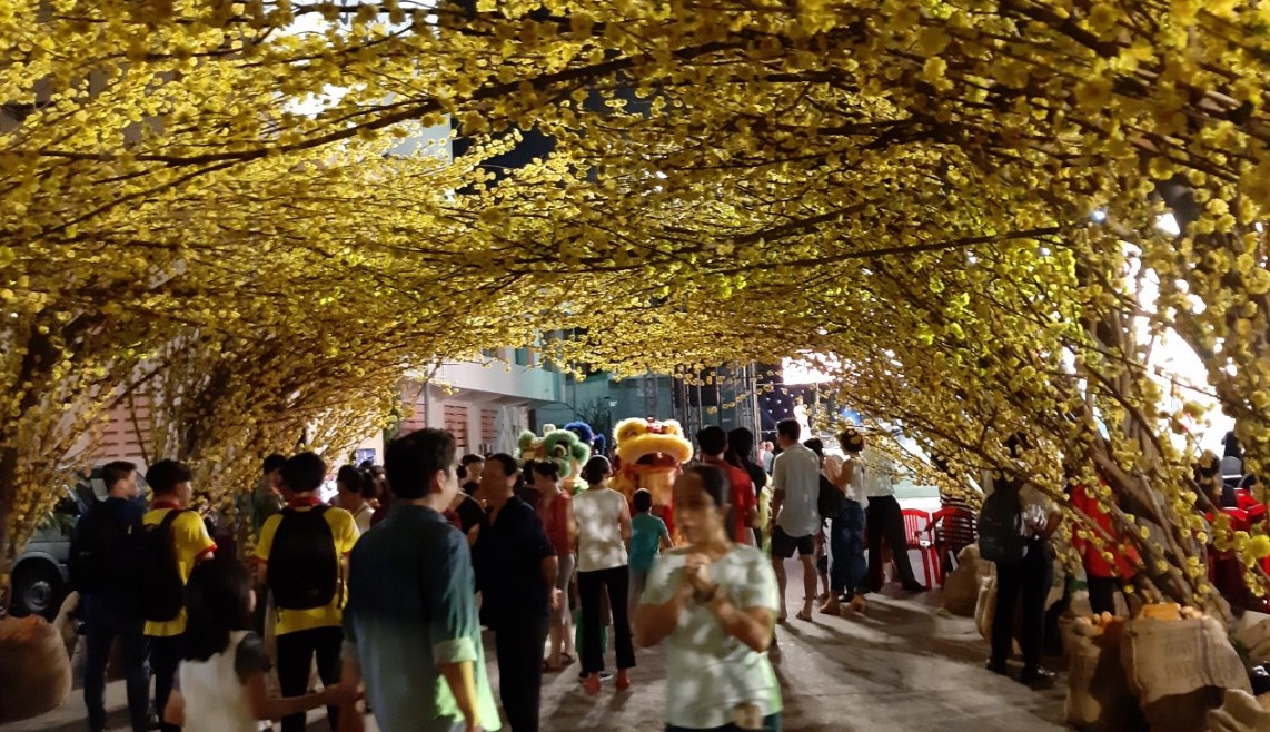 'Bà đồ' xinh như hot girl múa bút bán chữ trên phố Sài Gòn ảnh 17