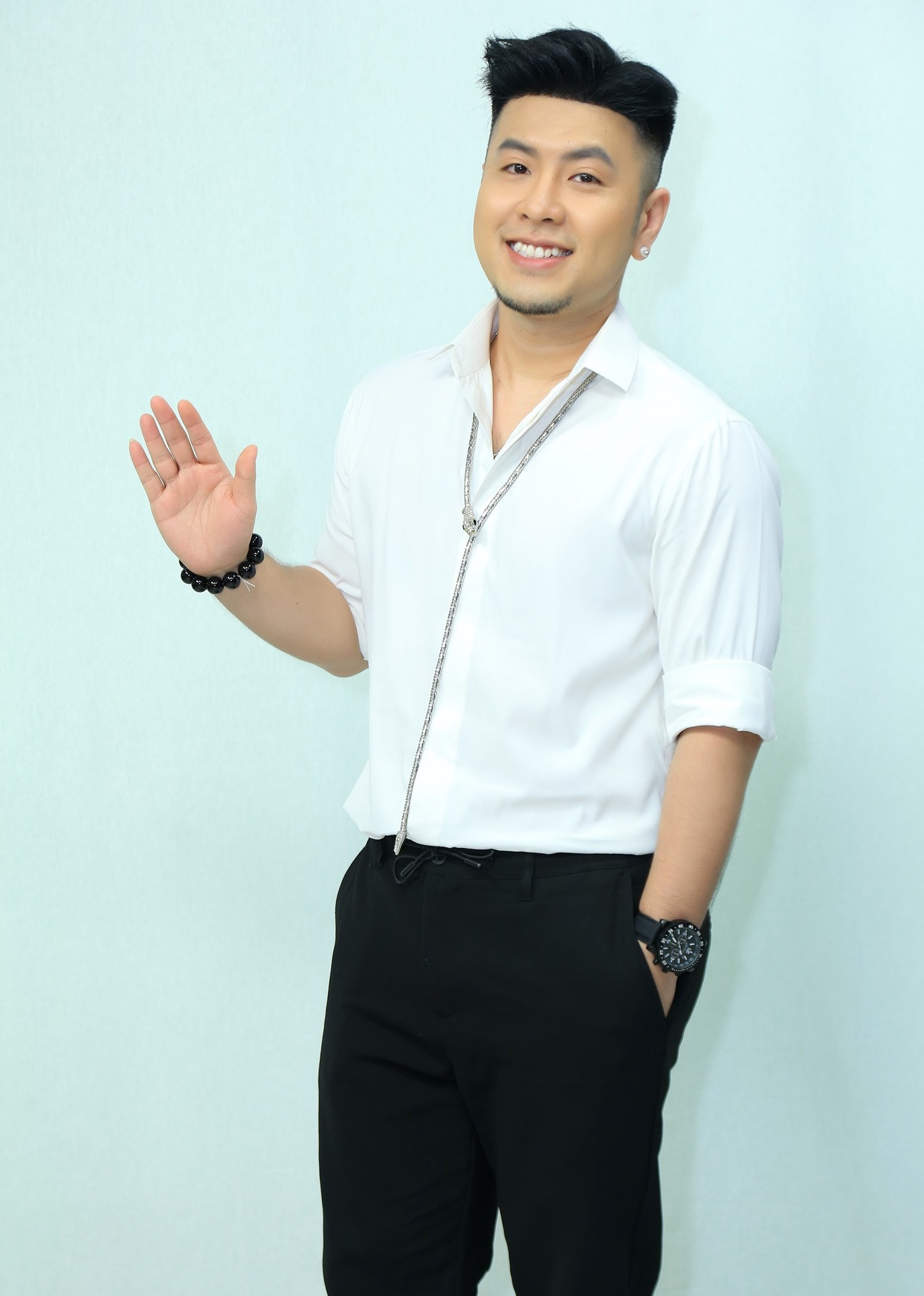 Ca sỹ Akira Phan: 'Hiện nay có nhiều nam ca sỹ đặt túi ngực nhưng không dám nói' ảnh 1