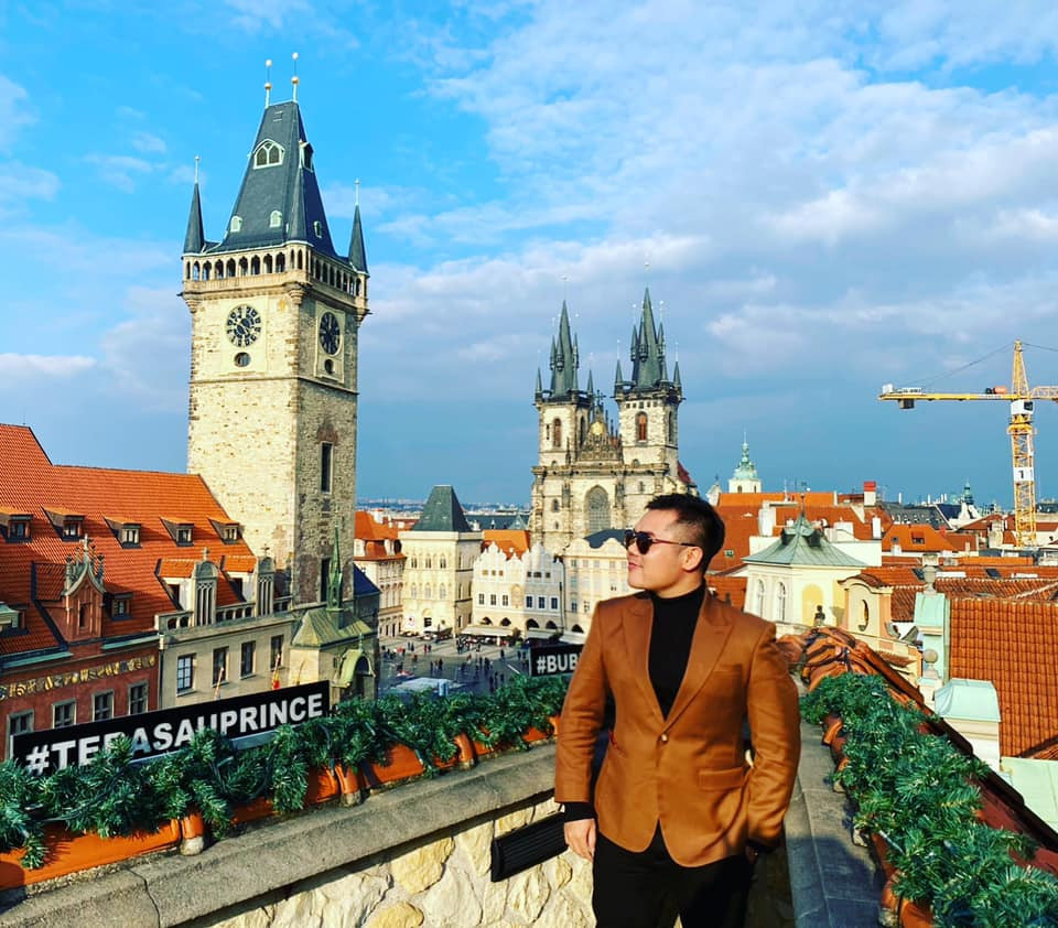 'Ông bầu' Lương Trọng Nghĩa cách ly sau khi đi xem thời trang ở Pháp về ảnh 2