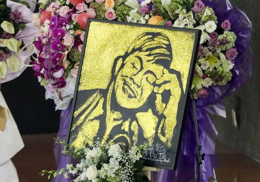 Hàng nghìn người dân chờ dưới mưa dọc đường ra sân bay để chào Chí Tài lần cuối ảnh 12