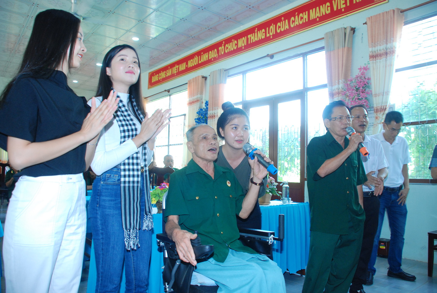 Trao tặng quà cho Trung tâm Điều dưỡng thương binh và Người có công Long Đất ảnh 6