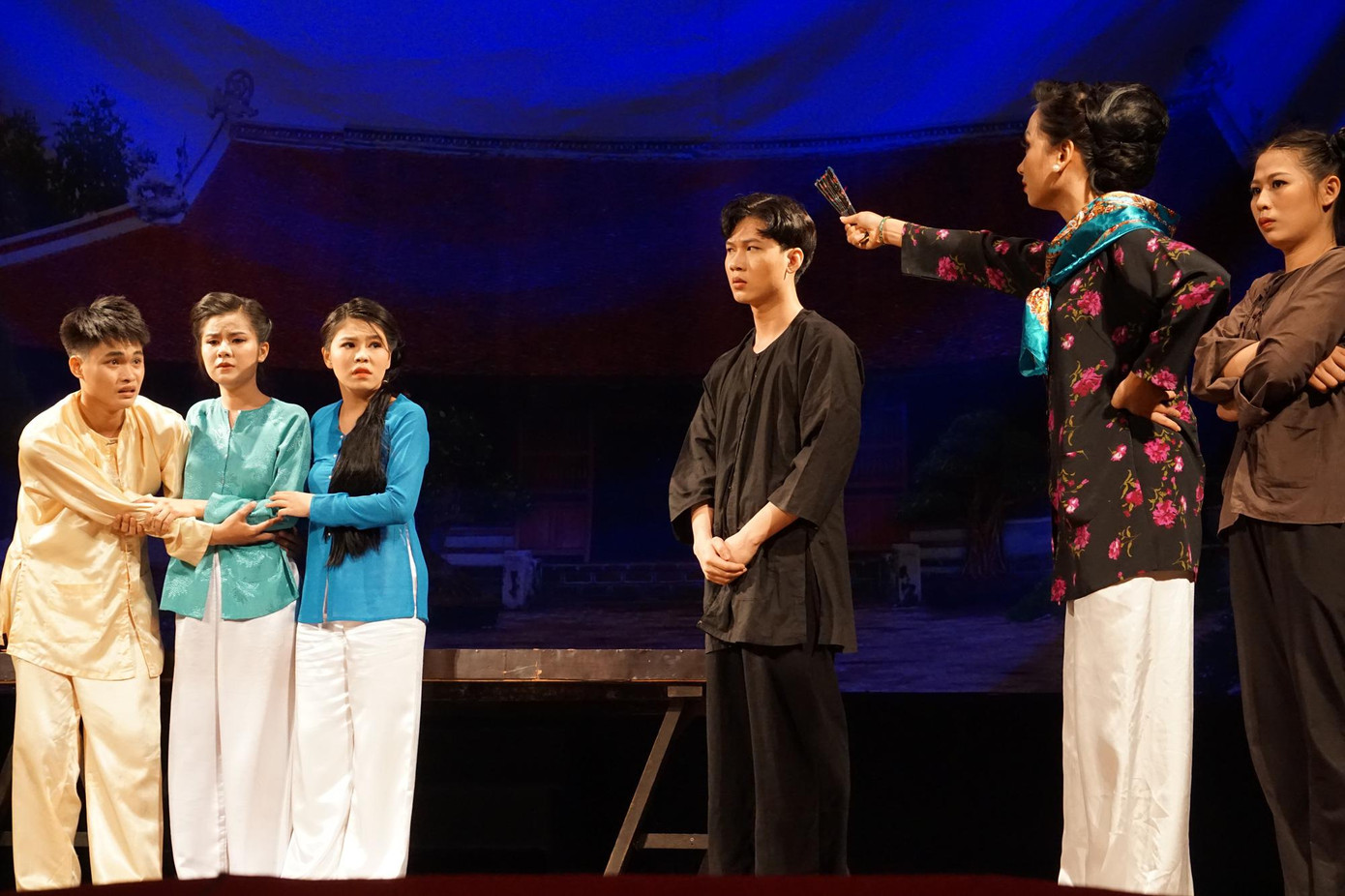 NSND Hồng Vân lại đóng cửa 2 sân khấu lần thứ 3 ảnh 2